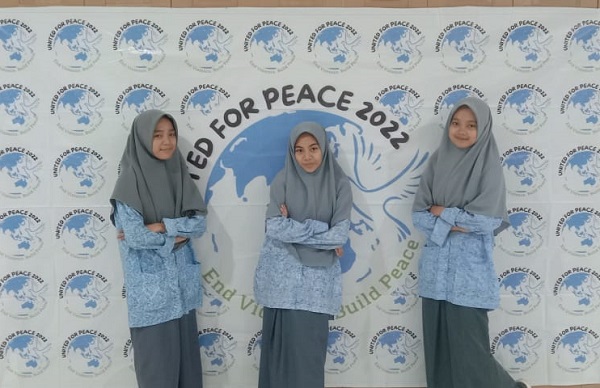 Tiga Putri IMMIM foto bersama saat mengikuti Konferensi Pemuda untuk Perdamaian. (foto: ist/*)