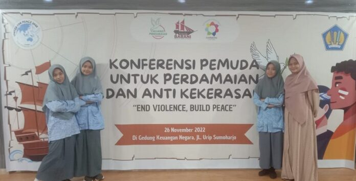 Tiga Putri IMMIM dan Pembinanya mengikuti Konferensi Pemuda untuk Perdamaian. (foto: ist/*)