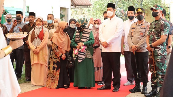 Ketua YASDIC IMMIM Pangkep, Dra Hj Sri Hajati Fachrul Islam bersama Forkopimda menyambut kedatangan Ibu Dra Hj Siti Ma'rifah, MH.,MM, Komut PT.Jaminan Pembiayaan Askrindo Syariah. (foto: ist/*)