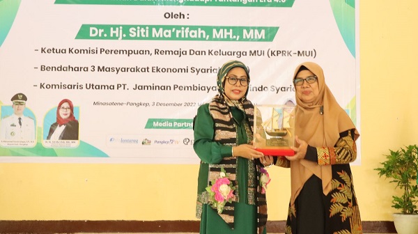 Penyerahan Plakat Penghargaan dari Ketua YASDIC IMMIM Pangkep, Dra Hj Sri Hajati Fachrul Islam kepada Dr Hj Siti Ma'rifah,MH.,MM. 