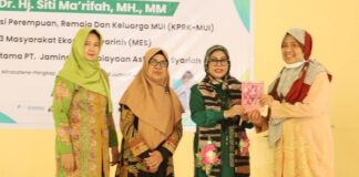 Inilah Direktur Pendidikan Ponpes Modern Putri IMMIM Pangkep dan Jajarannya Penyerahan Buku dari Dr.Hj Siti Ma'rifah ke Direktur Pendidikan Pontren Putri IMMIM, Prof dr Hj Amrah Kasim, MA. (foto: ist/*)