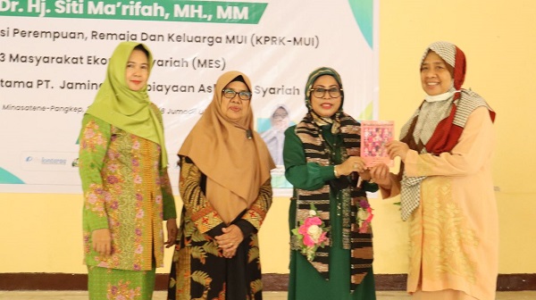 Penyerahan Buku dari Dr.Hj Siti Ma'rifah ke Direktur Pendidikan Pontren Putri IMMIM, Prof dr Hj Amrah Kasim, MA. (foto: ist/*)