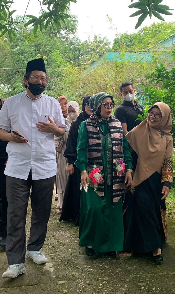 Putri Wapres RI, Ibu Dr Hj Siti Ma'rifah diapit Ketua YASDIc IMMIM Pangkep, Dra Hj Sri Hajati Fachrul Islam dan Humas Pesantren, Muhammad Farid Wajdi. (foto: ist/*)