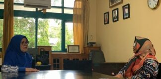 YASDIC IMMIM Pangkep Beri Penghargaan dan Hadiah ke Guru SD Terpencil Ketua YASDIC IMMIM Pangkep, Dra Hj Sri Hajati Fachrul Islam berbincang-bincang dengan Ibu Sahari, Guru Honorer SDN Buung, Bontoa, Minasatene-Pangkep,. (foto: ist/*)