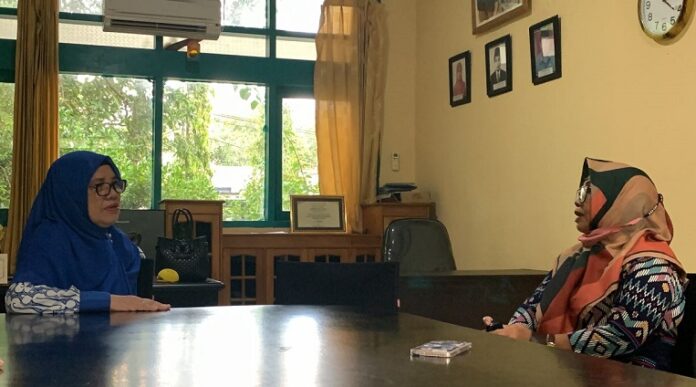 Ketua YASDIC IMMIM Pangkep, Dra Hj Sri Hajati Fachrul Islam berbincang-bincang dengan Ibu Sahari, Guru Honorer SDN Buung, Bontoa, Minasatene-Pangkep,. (foto: ist/*)