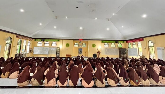 Ratusan santriwati Pontren Modern Putri IMMIM ngaji Surah Al-Kahfi, Jumat pagi (3/1/2023)