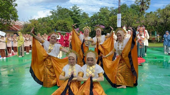 Santri Putri IMMIM saat menampilkan salah satu tari etnik Bugis Makassar. (foto: ist/*)
