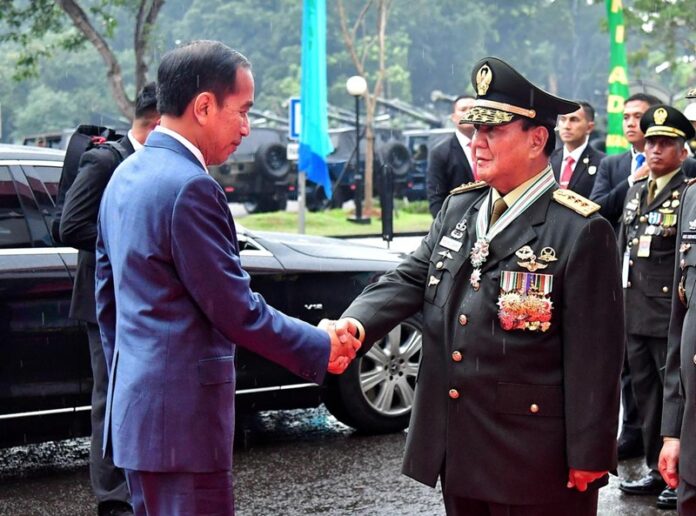 Presiden RI Jokowi mengucapkan selamat kepada Prabowo Subianto atas pangkat jenderal kehormatan yang baru saja diterimanya, dalam Rapim TNI Jaktim. (28/02/2024)