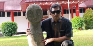 Tips dan Trik Memandu Wisata Sejarah di Museum Penulis di depan Museum Negeri Provinsi Sulawesi Tengah. (foto: ist/*)