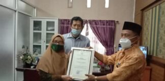 Skill Public Relations Penulis sebagai Humas mendampingi Ketua YASDIC IMMIM Pangkep ketika menerima penghargaan Pengendalian Covid-19 di Lingkungan Sekolah dari Kemenkes RI karena mampu mengomunikasikan aturan dan protokol kesehatan dengan baik selama masa Pandemi. (foto: ist/*)