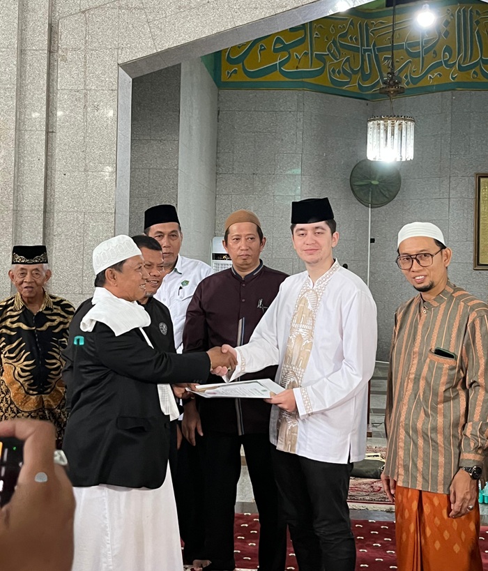 Penyerahan Sertifikat Keislaman dari Ketua MUI Pangkep, Drs KH Hasbuddin Khalik, Lc., M.H.I kepada Muhammad Yusuf. (foto: ist/*)