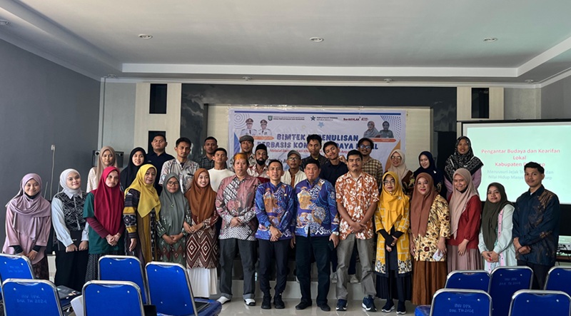 Foto bersama Peserta Bimtek Kepenulisan Konten Budaya Lokal di Aula Perpustakaan Daerah Pangkep. (foto: ist/*)