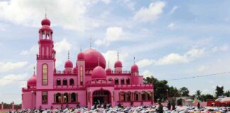 Sejarah Masuknya Islam di Filipina Umat Muslim Filipina tengah menjalankan salat Idul Fitri di Masjid Pink atau Masjid Dimaukom.(KJ Reports)