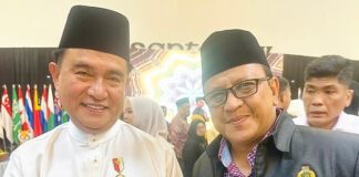 Demokrasi di Persimpangan, Hukum dibawah Ujian: Masihkah Rakyat Harus Optimis Indonesia Emas 2045? Penulis bersama Menkohukum, Prof Dr Yusril Ihza Mahendra. (foto: ist/*)