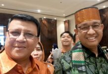 Adu Penalti, Adu Siasat: Membaca Drama Politik dari Titik Dua Belas Pas Penulis bersama HM Anis Baswedan. (foto: ist/*)